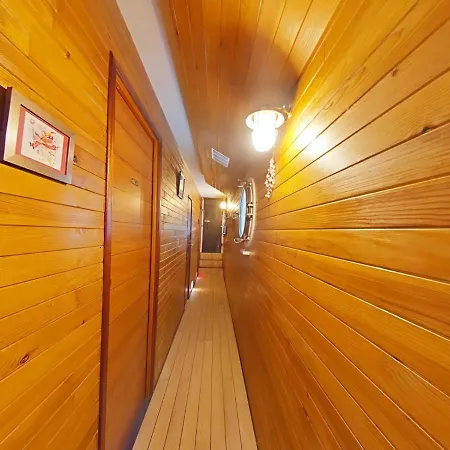 Peniche Mirage, Cabine Caravelle Pensión Carcasona